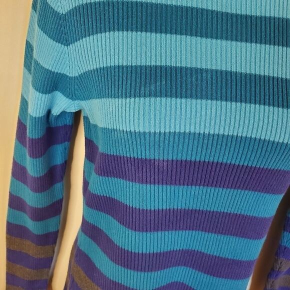 Color Block Striped Turtleneck Sweater - Picture 9 of 10